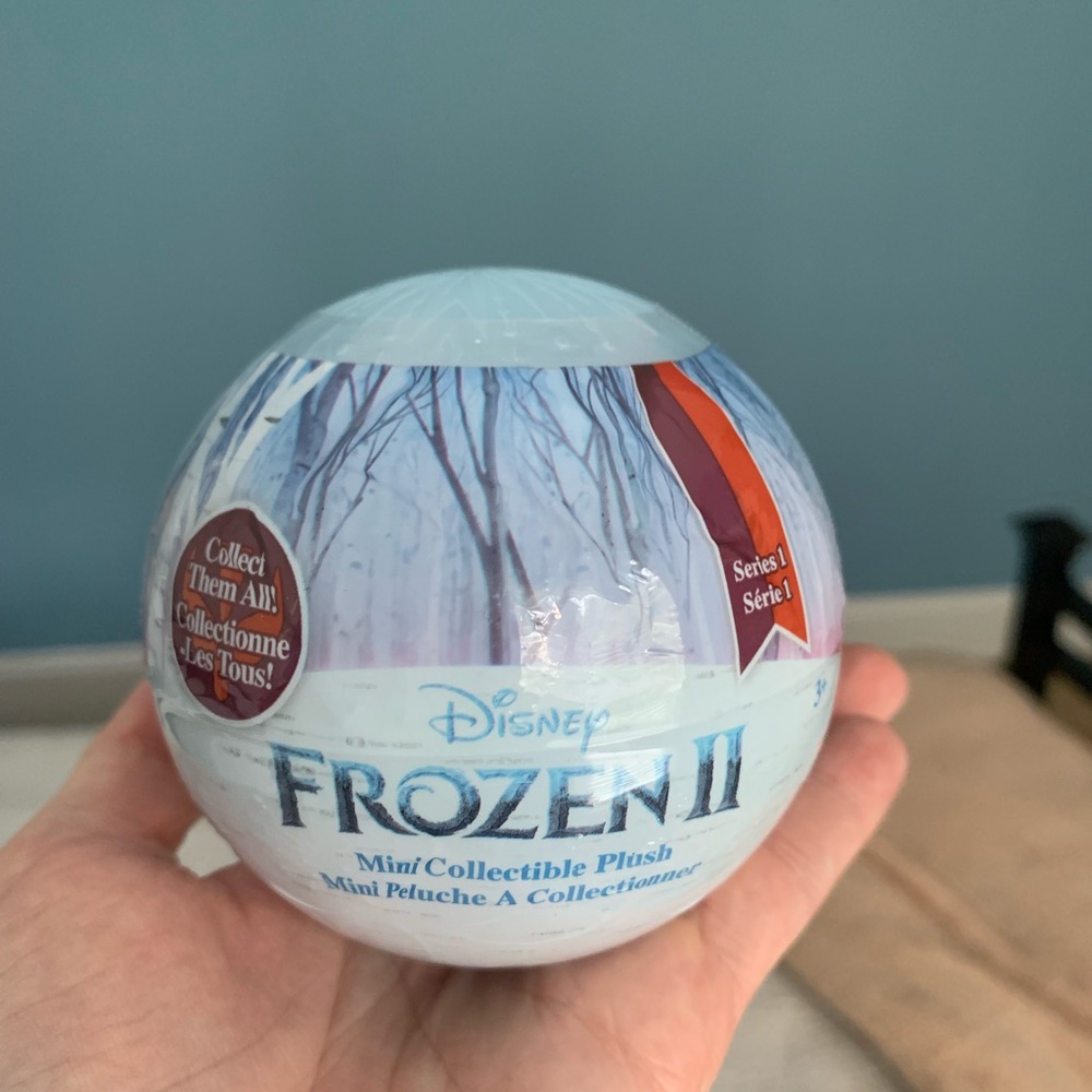 Frozen II Mini Collectible plush surprise globe - Picture 4 of 5
